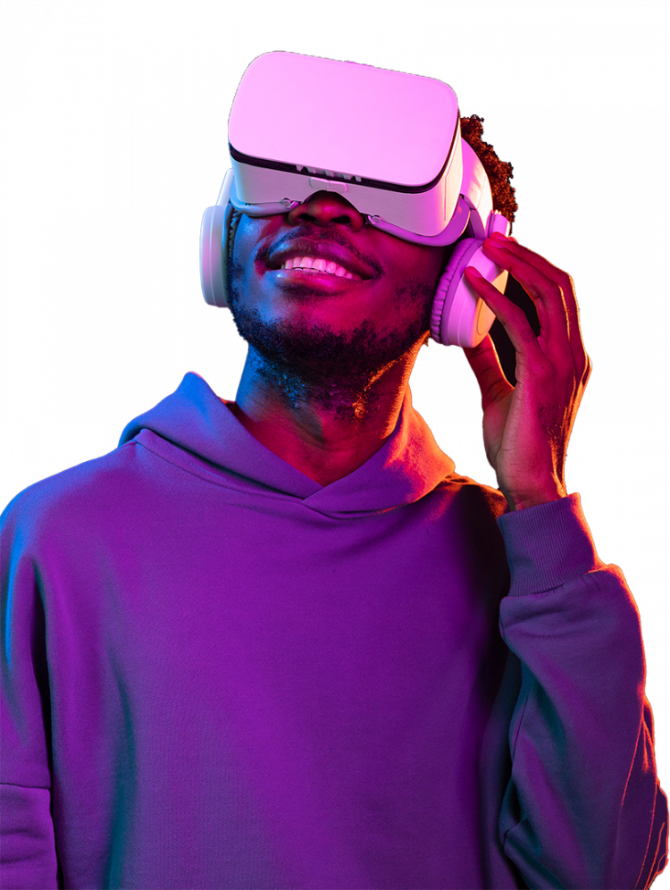 joven sonriendo con lentes de realidad virtual