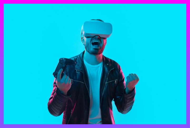 hombre festejando con control en la mano y  lentes de realidad virtual